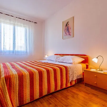 Spacious With Large Covered Terrace Appartement Medulin